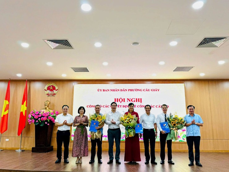 UBND PHƯỜNG CẦU GIẤY: CÔNG BỐ VÀ TRAO QUYẾT ĐỊNH VỀ CÔNG TÁC CÁN BỘ- Ảnh 2.