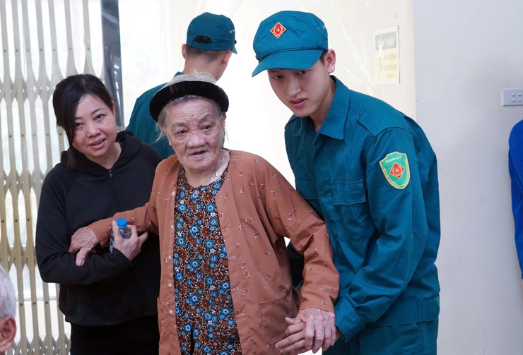 Phường Chương Mỹ tổ chức khám bệnh, tư vấn sức khỏe, cấp thuốc miễn phí cho đối tượng chính sách- Ảnh 5.