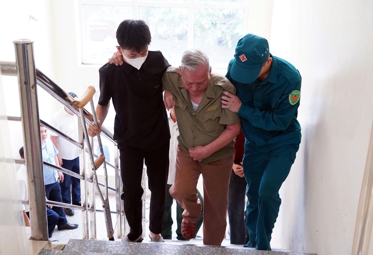 Phường Chương Mỹ tổ chức khám bệnh, tư vấn sức khỏe, cấp thuốc miễn phí cho đối tượng chính sách- Ảnh 6.