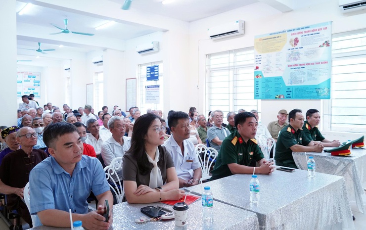 Phường Chương Mỹ tổ chức khám bệnh, tư vấn sức khỏe, cấp thuốc miễn phí cho đối tượng chính sách- Ảnh 2.