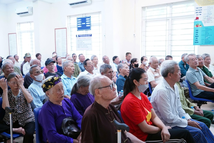 Phường Chương Mỹ tổ chức khám bệnh, tư vấn sức khỏe, cấp thuốc miễn phí cho đối tượng chính sách- Ảnh 3.