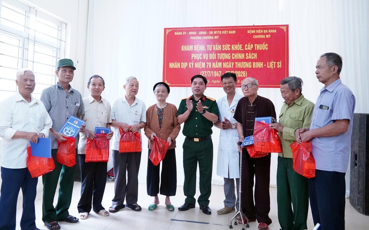 Phường Chương Mỹ tổ chức khám bệnh, tư vấn sức khỏe, cấp thuốc miễn phí cho đối tượng chính sách- Ảnh 7.