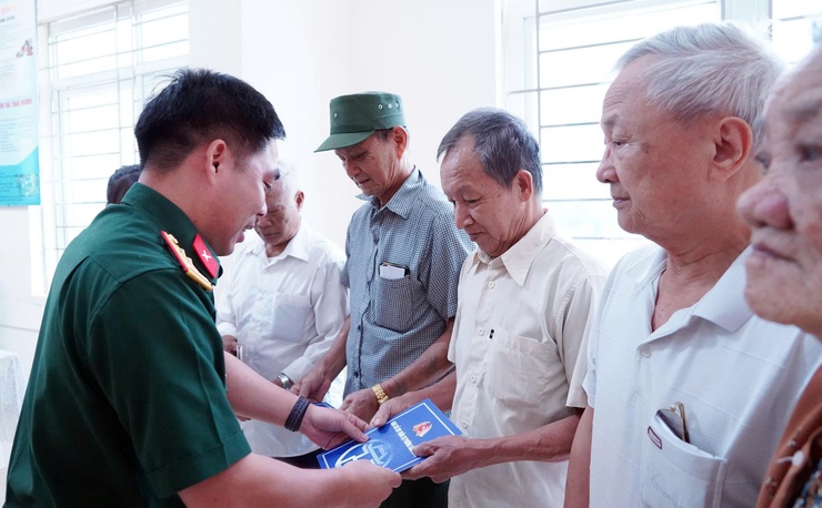 Phường Chương Mỹ tổ chức khám bệnh, tư vấn sức khỏe, cấp thuốc miễn phí cho đối tượng chính sách- Ảnh 8.