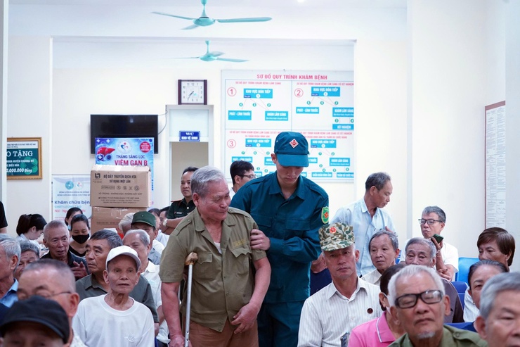 Phường Chương Mỹ tổ chức khám bệnh, tư vấn sức khỏe, cấp thuốc miễn phí cho đối tượng chính sách- Ảnh 10.