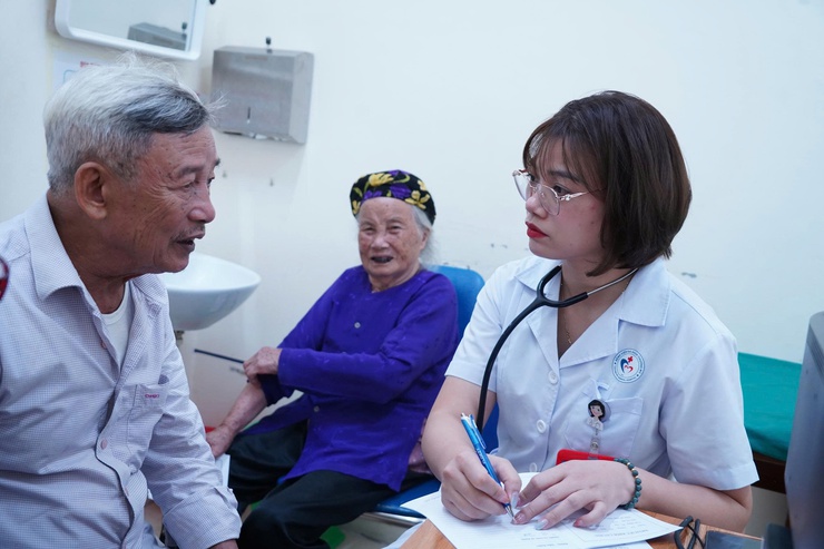 Phường Chương Mỹ tổ chức khám bệnh, tư vấn sức khỏe, cấp thuốc miễn phí cho đối tượng chính sách- Ảnh 11.