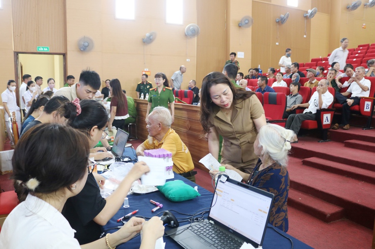 Gần 400 thân nhân liệt sĩ xã Quốc Oai được thu nhận mẫu ADN: thắp lên hy vọng đưa các anh hùng liệt sĩ trở về với tên tuổi- Ảnh 6.