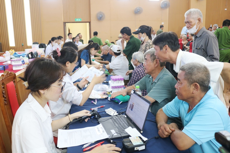 Gần 400 thân nhân liệt sĩ xã Quốc Oai được thu nhận mẫu ADN: thắp lên hy vọng đưa các anh hùng liệt sĩ trở về với tên tuổi- Ảnh 10.