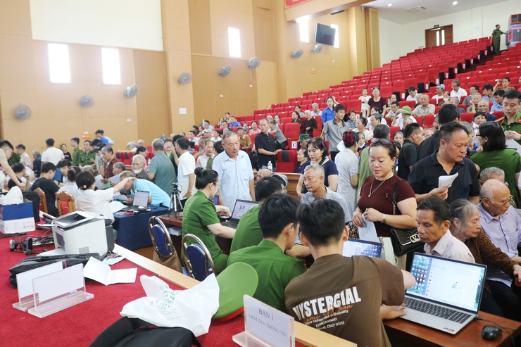 Gần 400 thân nhân liệt sĩ xã Quốc Oai được thu nhận mẫu ADN: thắp lên hy vọng đưa các anh hùng liệt sĩ trở về với tên tuổi- Ảnh 11.
