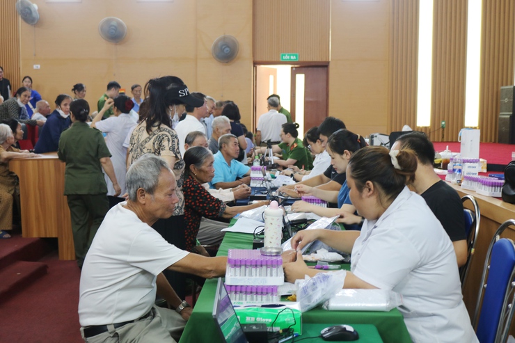 Gần 400 thân nhân liệt sĩ xã Quốc Oai được thu nhận mẫu ADN: thắp lên hy vọng đưa các anh hùng liệt sĩ trở về với tên tuổi- Ảnh 13.