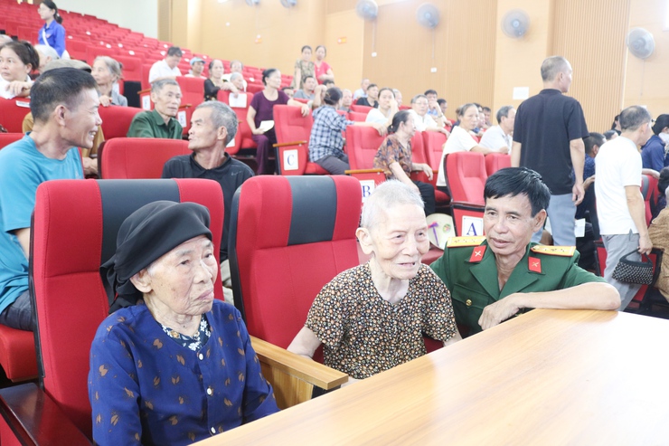 Gần 400 thân nhân liệt sĩ xã Quốc Oai được thu nhận mẫu ADN: thắp lên hy vọng đưa các anh hùng liệt sĩ trở về với tên tuổi- Ảnh 14.