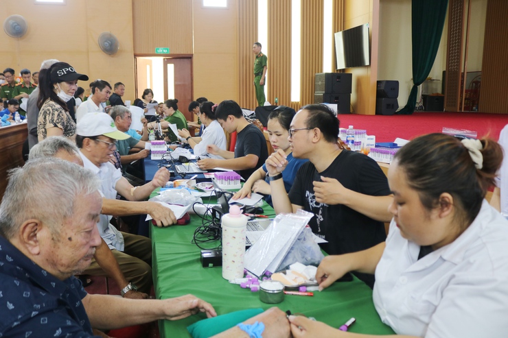Gần 400 thân nhân liệt sĩ xã Quốc Oai được thu nhận mẫu ADN: thắp lên hy vọng đưa các anh hùng liệt sĩ trở về với tên tuổi- Ảnh 15.