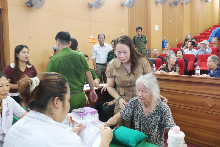 Gần 400 thân nhân liệt sĩ xã Quốc Oai được thu nhận mẫu ADN: thắp lên hy vọng đưa các anh hùng liệt sĩ trở về với tên tuổi- Ảnh 7.