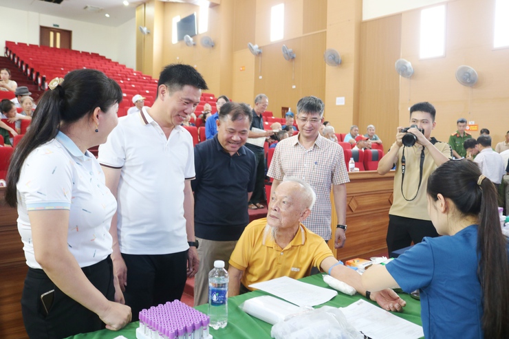 Gần 400 thân nhân liệt sĩ xã Quốc Oai được thu nhận mẫu ADN: thắp lên hy vọng đưa các anh hùng liệt sĩ trở về với tên tuổi- Ảnh 9.