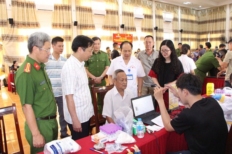 Công an xã Phú Nghĩa phối hợp thu nhận mẫu sinh phẩm ADN cho thân nhân liệt sĩ chưa xác định danh tính- Ảnh 5.