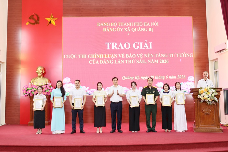 Đảng ủy xã Quảng Bị trao giải cuộc thi chính luận về bảo vệ nền tảng tư tưởng của Đảng lần thứ sáu, năm 2026- Ảnh 1.
