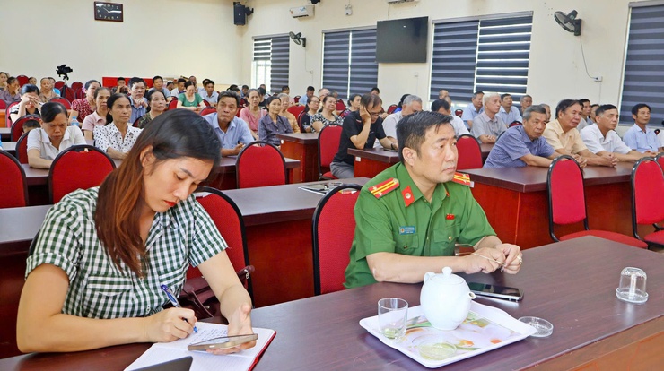 Đồng chí Chủ tịch UBND xã Đoài Phương tiếp xúc cử tri khu vực Kim Sơn


- Ảnh 1.
