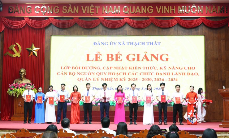 THẠCH THẤT: BẾ GIẢNG LỚP BỒI DƯỠNG, CẬP NHẬT KIẾN THỨC, KỸ NĂNG CHO CÁN BỘ NGUỒN QUY HOẠCH CÁC CHỨC DANH LÃNH ĐẠO, QUẢN LÝ- Ảnh 13.