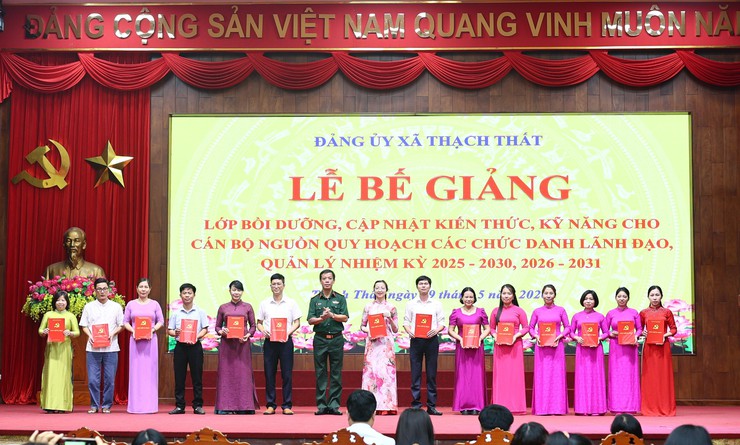 THẠCH THẤT: BẾ GIẢNG LỚP BỒI DƯỠNG, CẬP NHẬT KIẾN THỨC, KỸ NĂNG CHO CÁN BỘ NGUỒN QUY HOẠCH CÁC CHỨC DANH LÃNH ĐẠO, QUẢN LÝ- Ảnh 8.