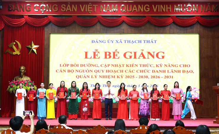 THẠCH THẤT: BẾ GIẢNG LỚP BỒI DƯỠNG, CẬP NHẬT KIẾN THỨC, KỸ NĂNG CHO CÁN BỘ NGUỒN QUY HOẠCH CÁC CHỨC DANH LÃNH ĐẠO, QUẢN LÝ- Ảnh 4.