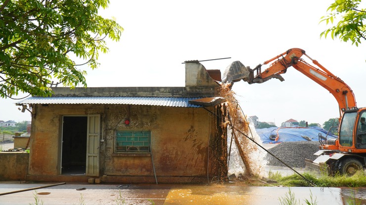 XÃ TRUNG GIÃ RA QUÂN CƯỠNG CHẾ CÁC CÔNG TRÌNH VI PHẠM ĐẤT ĐAI TRÊN ĐỊA BÀN- Ảnh 2.