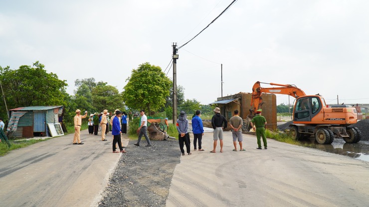 XÃ TRUNG GIÃ RA QUÂN CƯỠNG CHẾ CÁC CÔNG TRÌNH VI PHẠM ĐẤT ĐAI TRÊN ĐỊA BÀN- Ảnh 4.