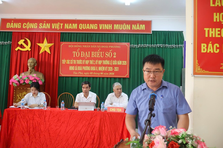 Đồng chí Bí thư Đảng ủy xã Đoài Phương tiếp xúc cử tri trước kỳ họp thứ 2 HĐND xã khóa II nhiệm kỳ 2026 - 2031- Ảnh 1.