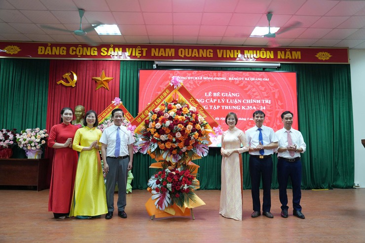 Bế giảng lớp Trung cấp Lý luận chính trị K.35A-24: Lan tỏa tinh thần học tập, nâng cao bản lĩnh chính trị cho đội ngũ cán bộ cơ sở- Ảnh 8.