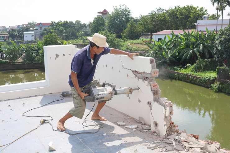 Cựu chiến binh thôn Cao Nhang tự nguyện tháo dỡ công trình vi phạm trên đất công – Lan tỏa tinh thần gương mẫu chấp hành pháp luật- Ảnh 2.