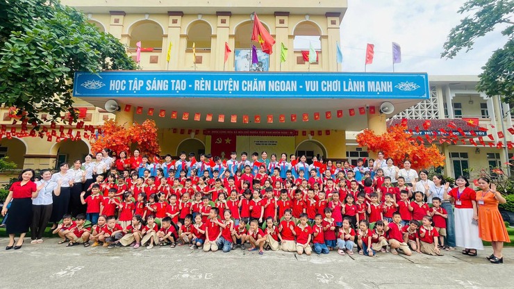 Trường Mầm non Tiên Phong tổ chức cho trẻ 5 tuổi tham quan Trường Tiểu học Tiên Phong- Ảnh 1.