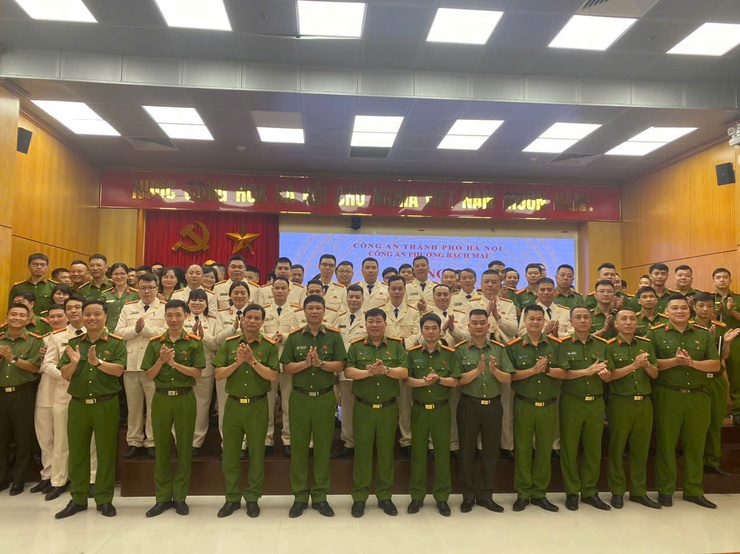 CÔNG AN PHƯỜNG BẠCH MAI TỔ CHỨC LỄ CÔNG BỐ QUYẾT ĐỊNH THĂNG CẤP BẬC HÀM, NÂNG LƯƠNG NĂM 2026- Ảnh 1.