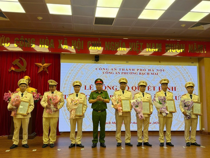 CÔNG AN PHƯỜNG BẠCH MAI TỔ CHỨC LỄ CÔNG BỐ QUYẾT ĐỊNH THĂNG CẤP BẬC HÀM, NÂNG LƯƠNG NĂM 2026- Ảnh 5.