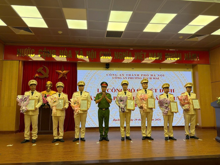 CÔNG AN PHƯỜNG BẠCH MAI TỔ CHỨC LỄ CÔNG BỐ QUYẾT ĐỊNH THĂNG CẤP BẬC HÀM, NÂNG LƯƠNG NĂM 2026- Ảnh 4.
