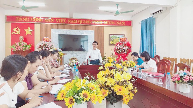 Đoàn giám sát của Đảng ủy xã Cổ Đô làm việc và giám sát việc thực hiện chỉ thị số 09-CT/TU tại chi bộ trường mầm non Phong Vân- Ảnh 1.