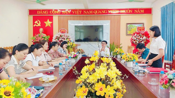 Đoàn giám sát của Đảng ủy xã Cổ Đô làm việc và giám sát việc thực hiện chỉ thị số 09-CT/TU tại chi bộ trường mầm non Phong Vân- Ảnh 2.