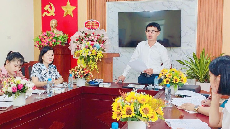 Đoàn giám sát của Đảng ủy xã Cổ Đô làm việc và giám sát việc thực hiện chỉ thị số 09-CT/TU tại chi bộ trường mầm non Phong Vân- Ảnh 3.