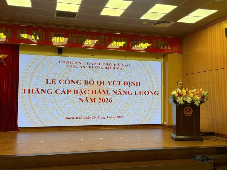CÔNG AN PHƯỜNG BẠCH MAI TỔ CHỨC LỄ CÔNG BỐ QUYẾT ĐỊNH THĂNG CẤP BẬC HÀM, NÂNG LƯƠNG NĂM 2026- Ảnh 2.