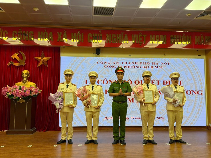CÔNG AN PHƯỜNG BẠCH MAI TỔ CHỨC LỄ CÔNG BỐ QUYẾT ĐỊNH THĂNG CẤP BẬC HÀM, NÂNG LƯƠNG NĂM 2026- Ảnh 3.