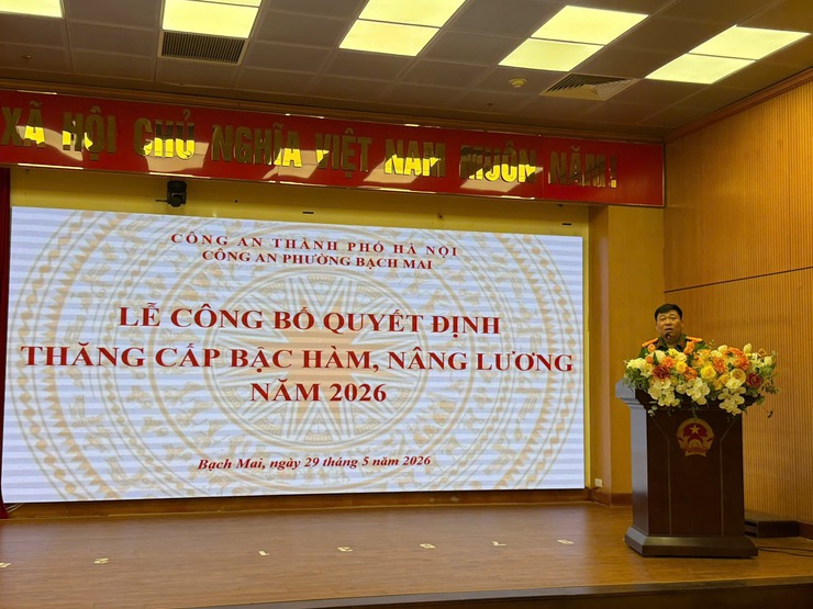 CÔNG AN PHƯỜNG BẠCH MAI TỔ CHỨC LỄ CÔNG BỐ QUYẾT ĐỊNH THĂNG CẤP BẬC HÀM, NÂNG LƯƠNG NĂM 2026- Ảnh 6.