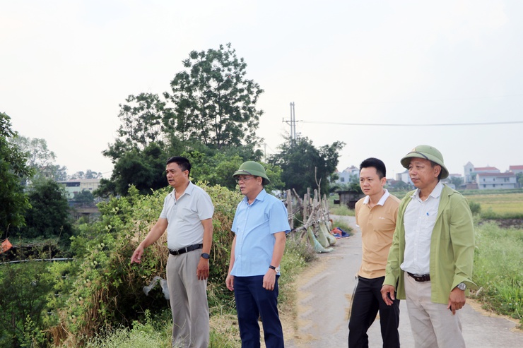 Phó Chủ tịch UBND xã Trần Phú kiểm tra hệ thống đê dọc tuyến Sông Bùi giáp khu đồng Sờ- Ảnh 1.