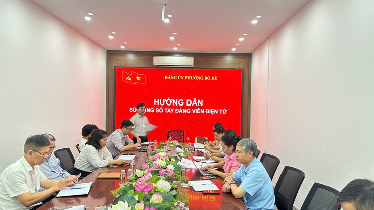 Chi bộ cơ quan Ủy ban Mặt trận Tổ quốc Việt Nam phường Bồ Đề tổ chức kỳ họp sinh hoạt thường kỳ tháng 6 năm 2026: Đẩy mạnh chuyển đổi số, nâng cao chất lượng sinh hoạt chi bộ- Ảnh 2.