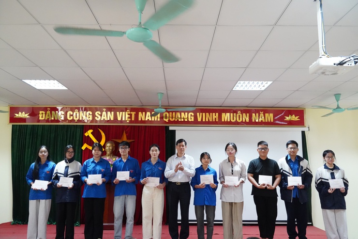 Bế giảng lớp Bồi dưỡng nhận thức về Đảng cho học sinh THPT năm 2026- Ảnh 3.