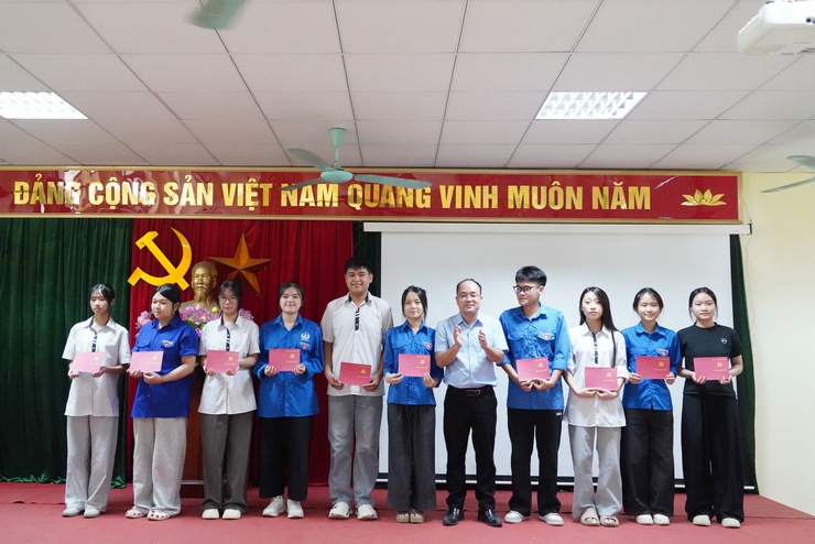 Bế giảng lớp Bồi dưỡng nhận thức về Đảng cho học sinh THPT năm 2026- Ảnh 4.