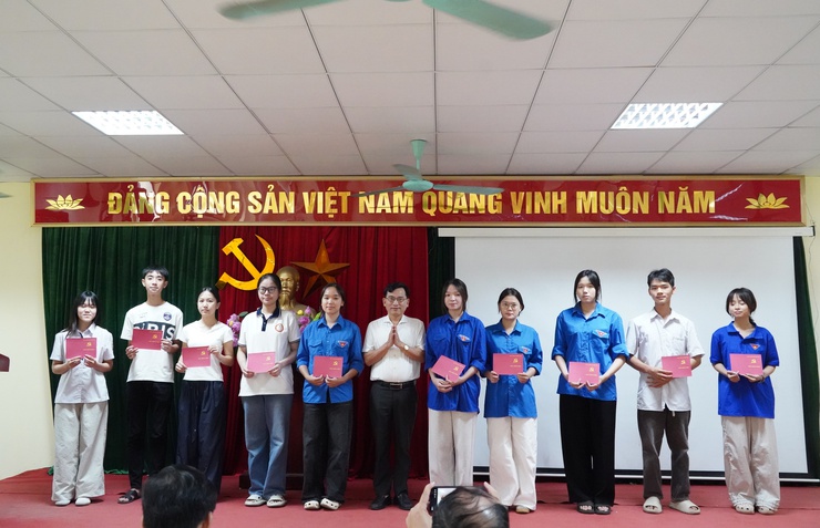 Bế giảng lớp Bồi dưỡng nhận thức về Đảng cho học sinh THPT năm 2026- Ảnh 5.