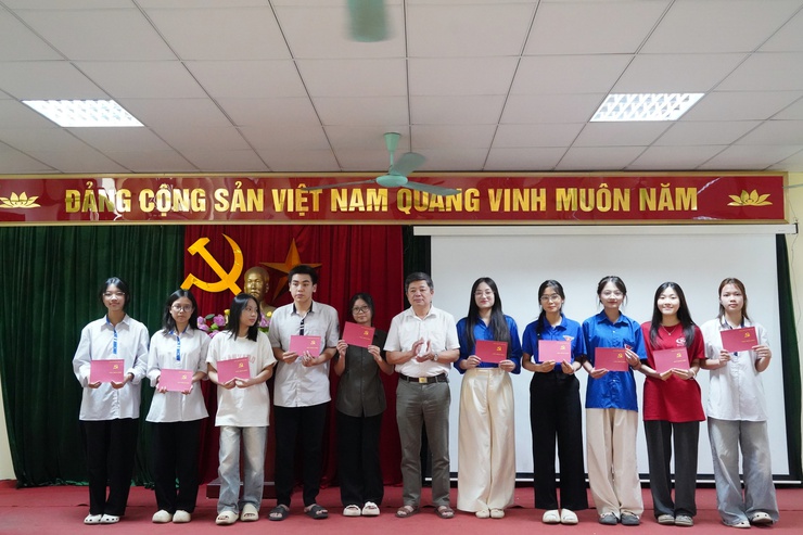 Bế giảng lớp Bồi dưỡng nhận thức về Đảng cho học sinh THPT năm 2026- Ảnh 6.