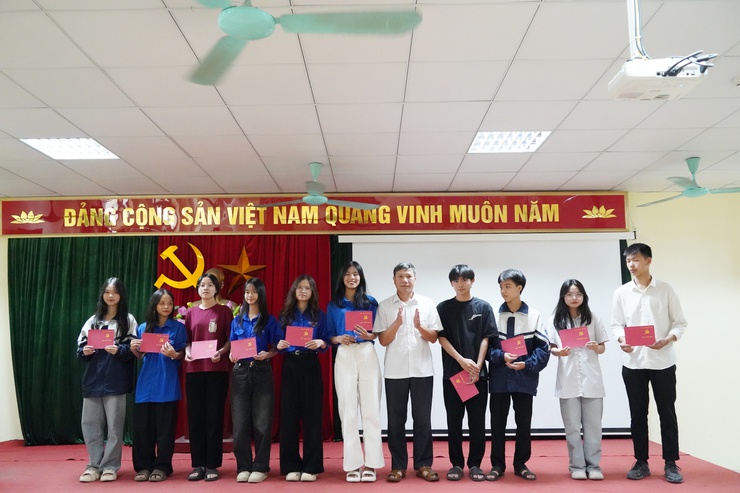 Bế giảng lớp Bồi dưỡng nhận thức về Đảng cho học sinh THPT năm 2026- Ảnh 7.