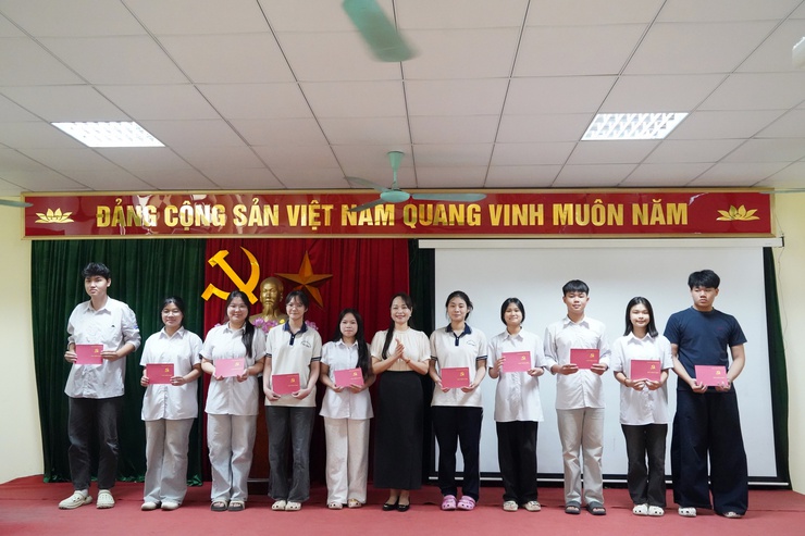 Bế giảng lớp Bồi dưỡng nhận thức về Đảng cho học sinh THPT năm 2026- Ảnh 9.