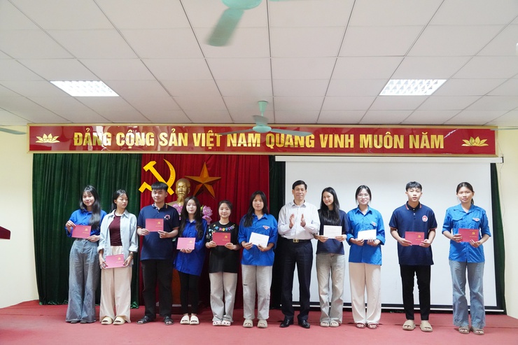 Bế giảng lớp Bồi dưỡng nhận thức về Đảng cho học sinh THPT năm 2026- Ảnh 10.