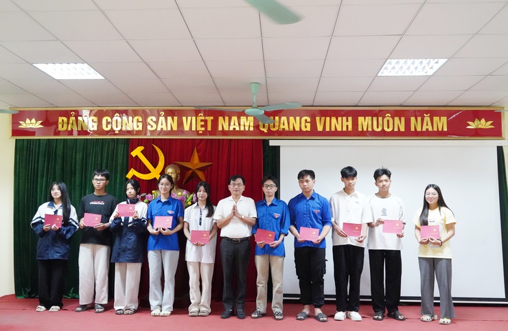 Bế giảng lớp Bồi dưỡng nhận thức về Đảng cho học sinh THPT năm 2026- Ảnh 12.