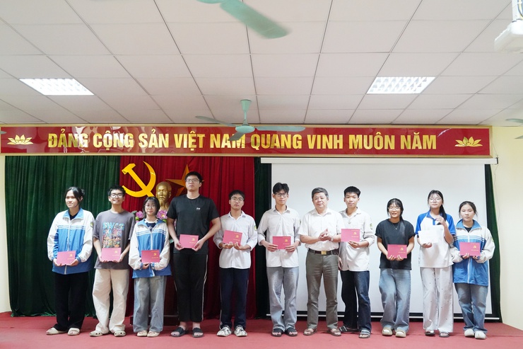 Bế giảng lớp Bồi dưỡng nhận thức về Đảng cho học sinh THPT năm 2026- Ảnh 13.