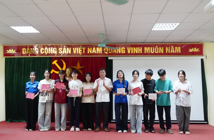 Bế giảng lớp Bồi dưỡng nhận thức về Đảng cho học sinh THPT năm 2026- Ảnh 14.